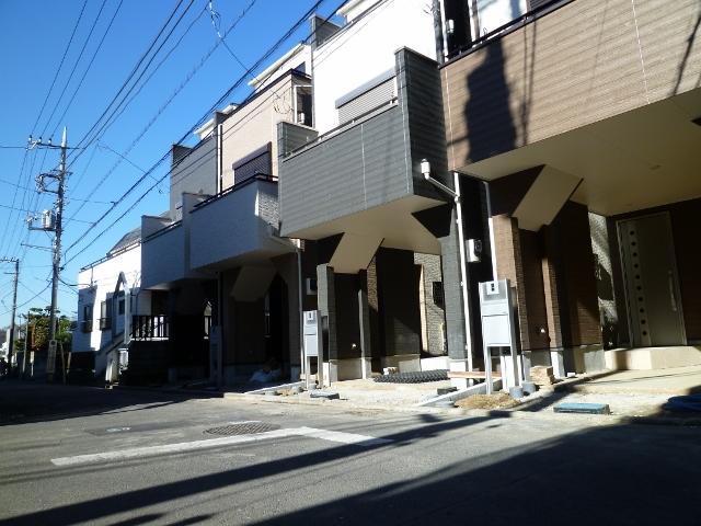 Local photos, including front road. Frontal road