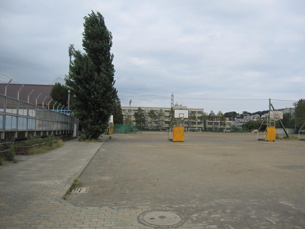 Junior high school. Until Hiyoshidai 890m