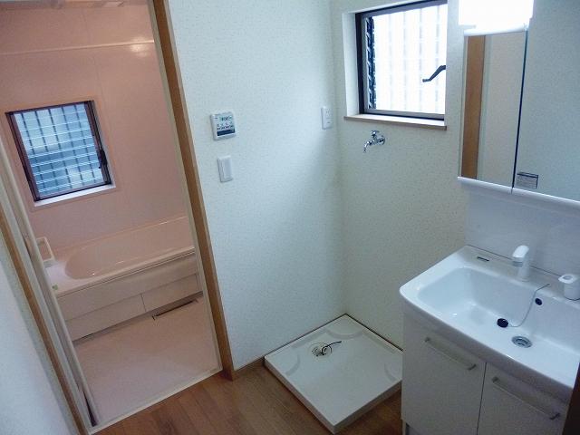 Wash basin, toilet. Indoor (October 4, 2013) Shooting