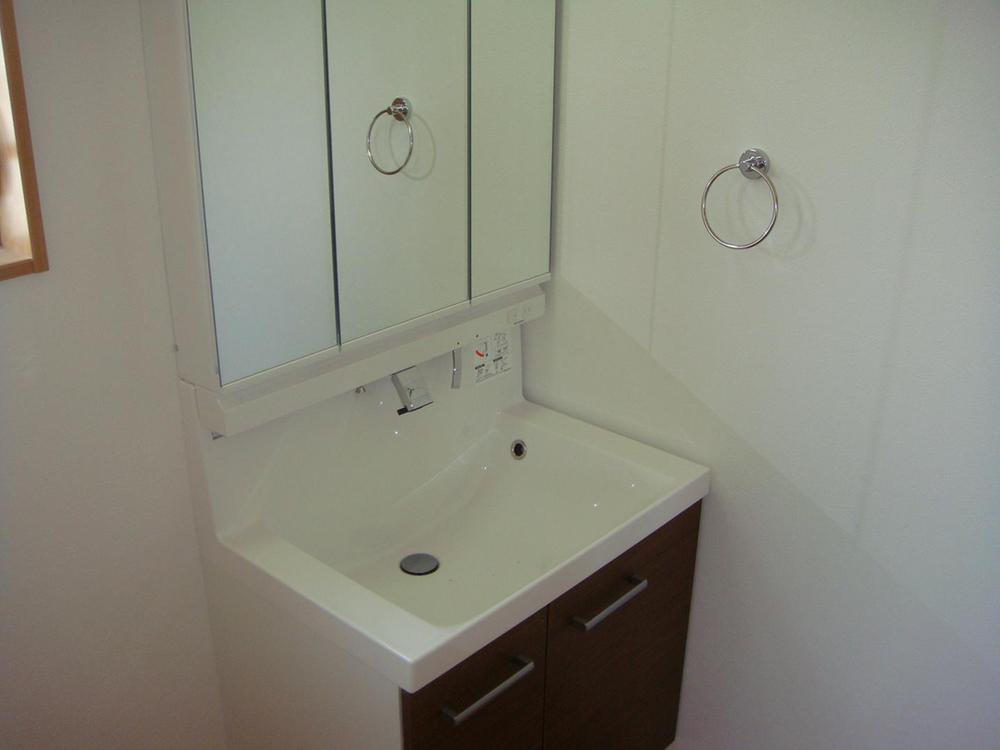 Wash basin, toilet. Shampoo dresser