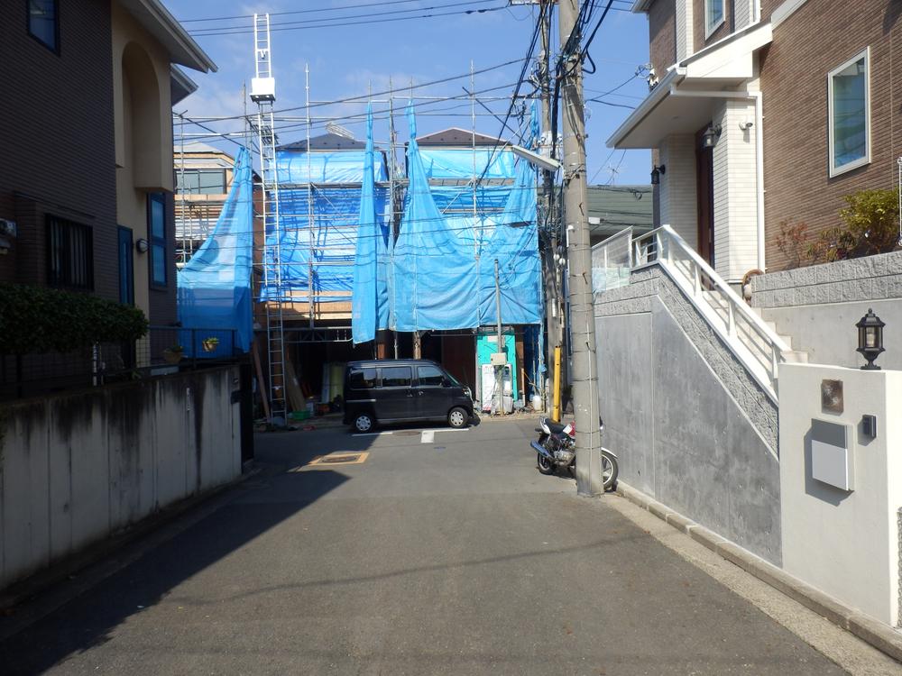 Local photos, including front road. It is a popular Toyoko "Okurayama" station a 10-minute walk of the good location!