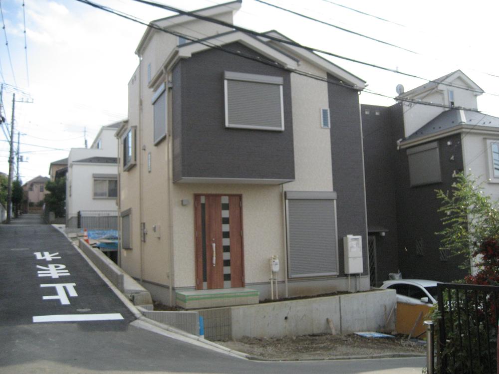 Local photos, including front road. Local (11 May 2013) Shooting