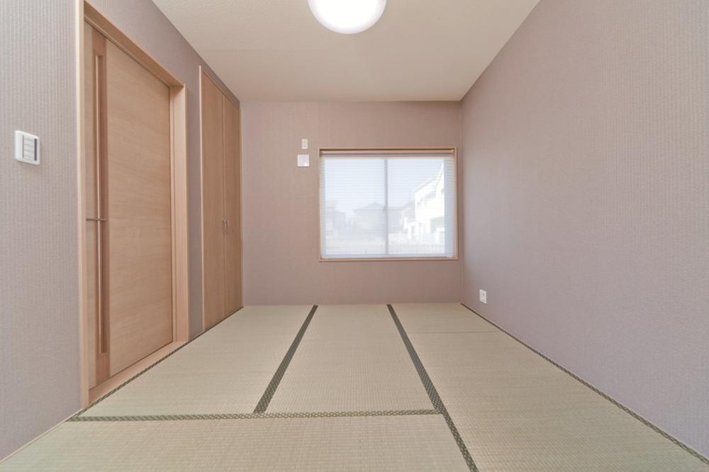 Non-living room. Adopted the wallpaper up a notchese-style room of calm atmosphere.