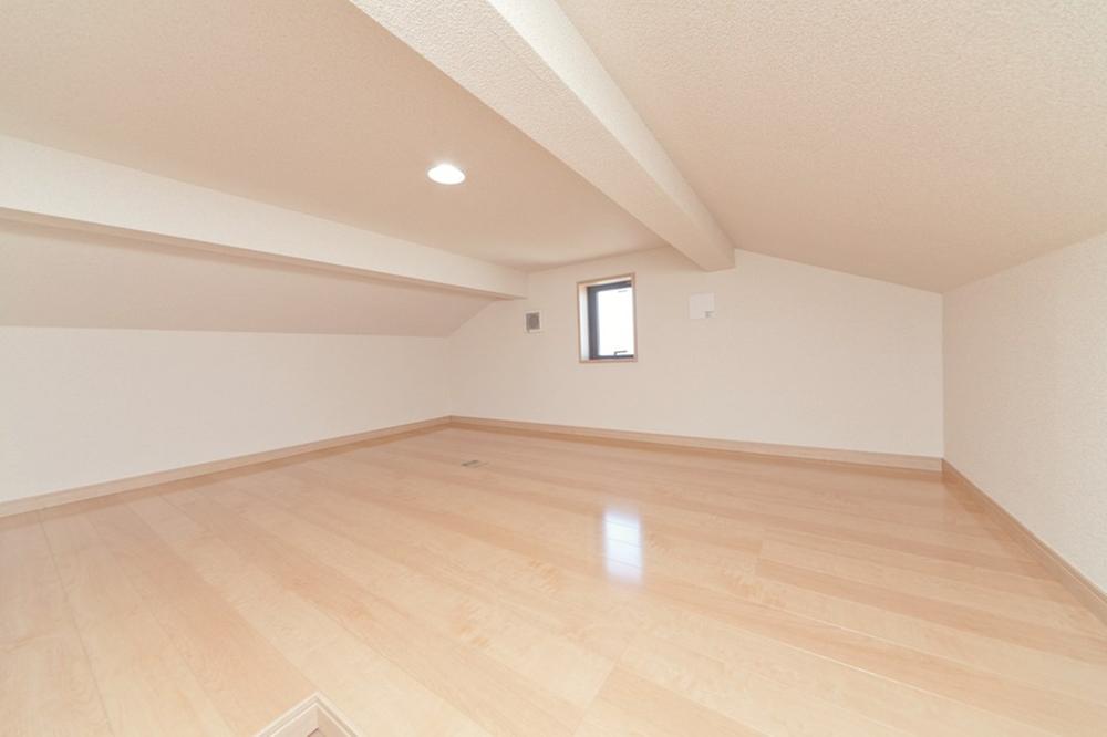 Receipt. Each room ・ Established a housed in the attic as well as Hall. Accommodating those that do not usually use the seasons, etc.. Consideration the difficult pain is a thing that was also the attached storage ventilation fan and a small window.