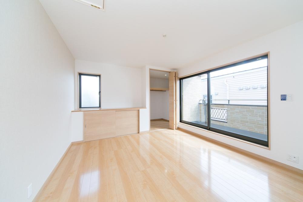Non-living room. Established a large window, Spacious living room there is a bright full storage