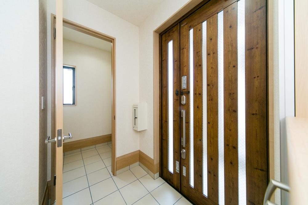 Entrance. Entrance + SIC does not pollute in the house can be stored (shoes closet) established a housing to put leave shoes at the door stroller and outdoor goods, etc..