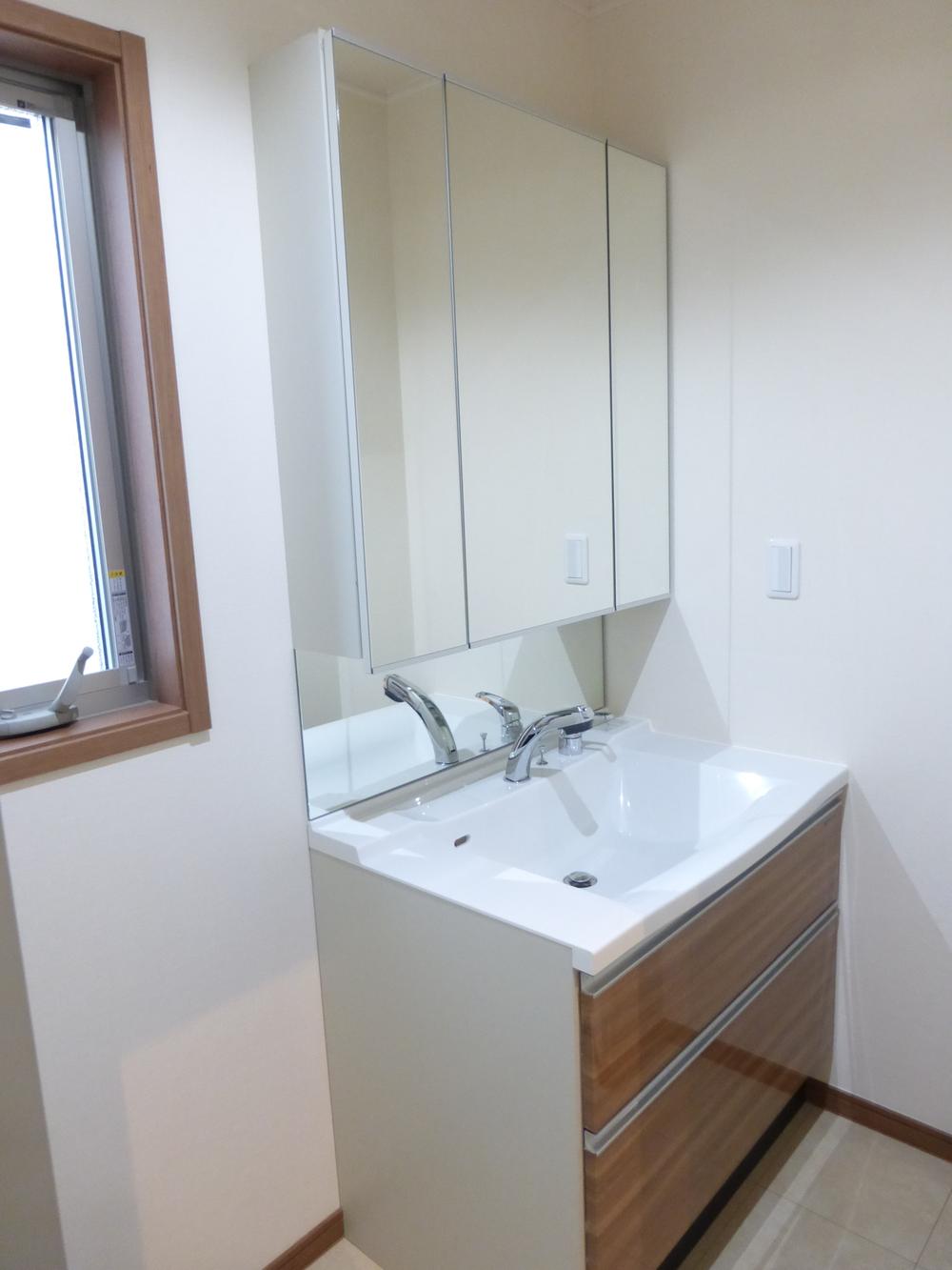 Wash basin, toilet. 1 Building Indoor (November 28, 2013) Shooting