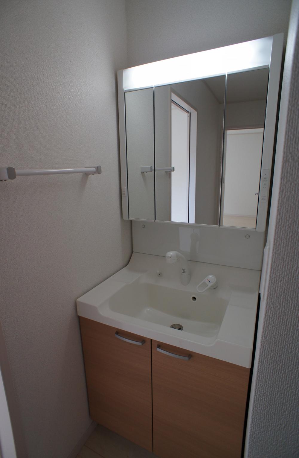 Wash basin, toilet. There is also a wash basin in 1F