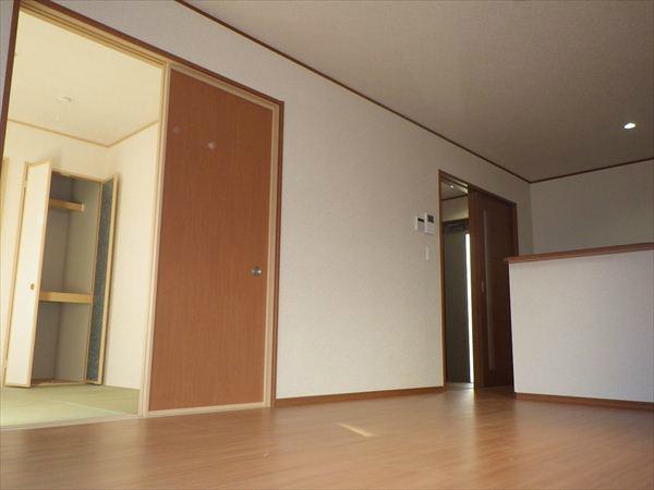 Living. (1) Building Living