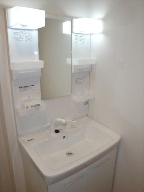 Wash basin, toilet.  [D Building] Indoor (11 May 2013) Shooting