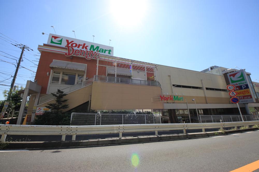 Supermarket. To Ito-Yokado 240m