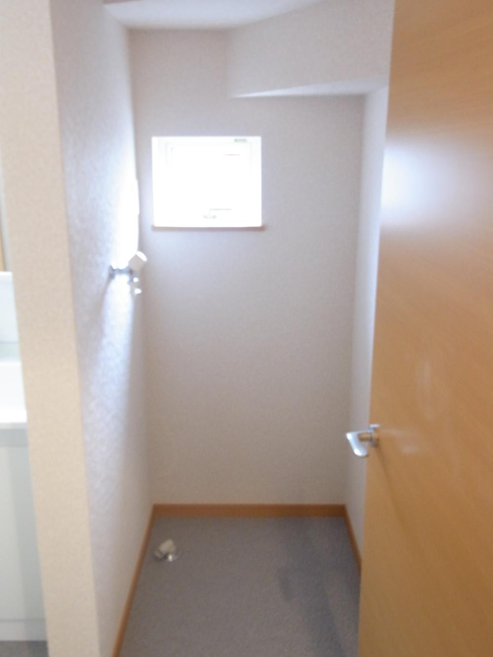 Wash basin, toilet. 1 Building Washing machine Storage