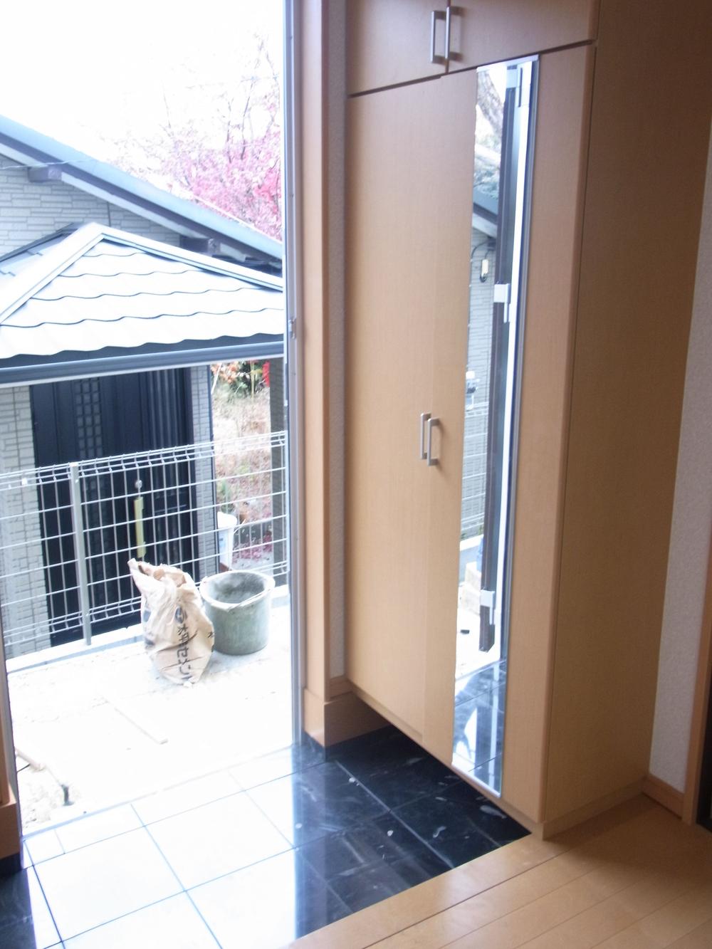 Entrance. 1 Building Entrance