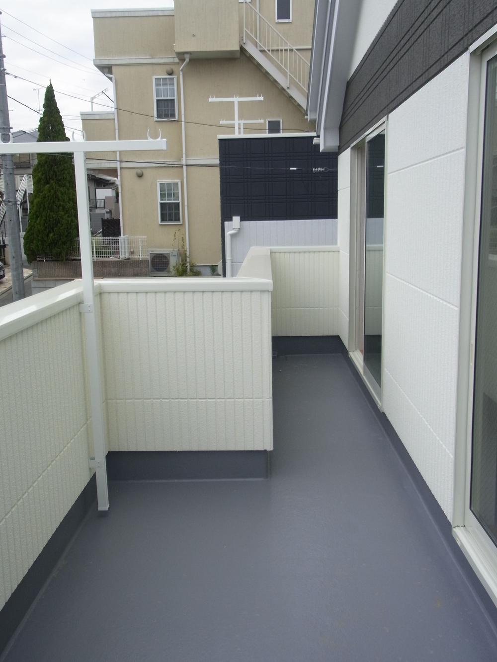 Balcony. 1 Building Good day in the wide span balcony facing south, which is out of the 2 rooms!