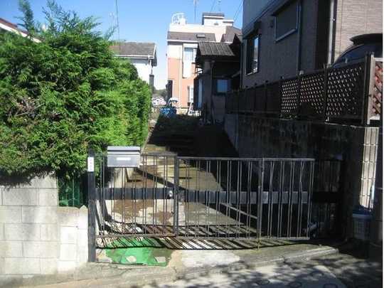 Local land photo. local. Contact road frontage is located about 3.2m.