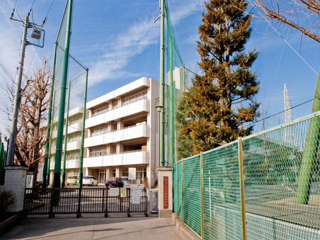 Junior high school. 900m to Yokohama Municipal Rokkakubashi junior high school
