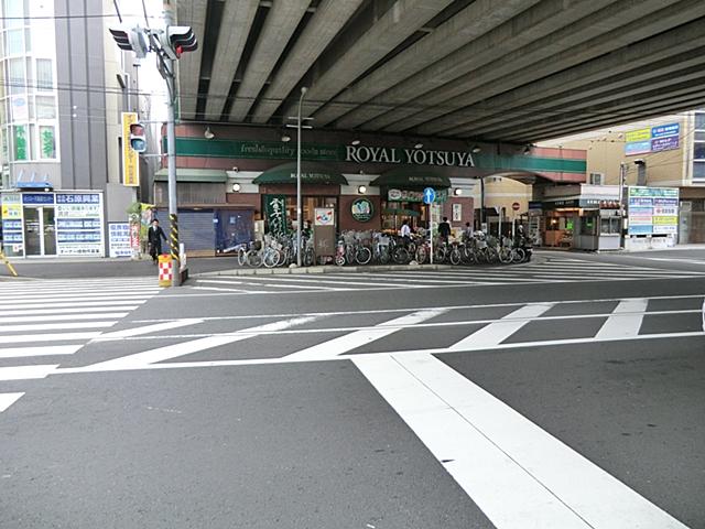 Supermarket. 850m to Royal Yotsuya neoptile shop