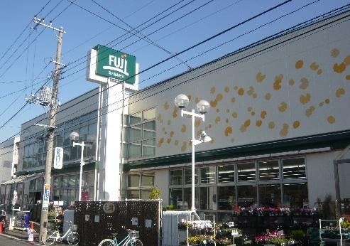 Supermarket. Fuji Toriyama to the store 774m