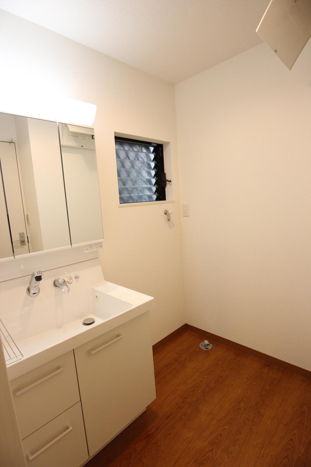 Wash basin, toilet. Hand shower faucet!