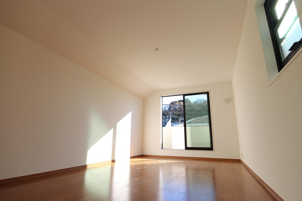 Non-living room. Indoor (12 May 2013) shooting master bedroom is spacious 10 Pledge!