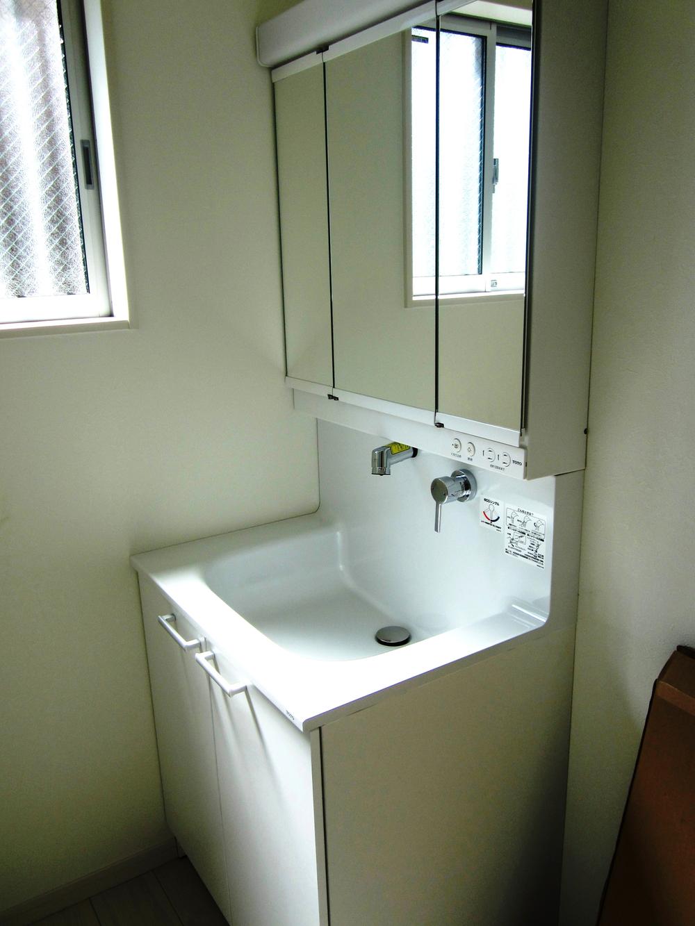 Same specifications photos (Other introspection). Same specifications (shower dresser)