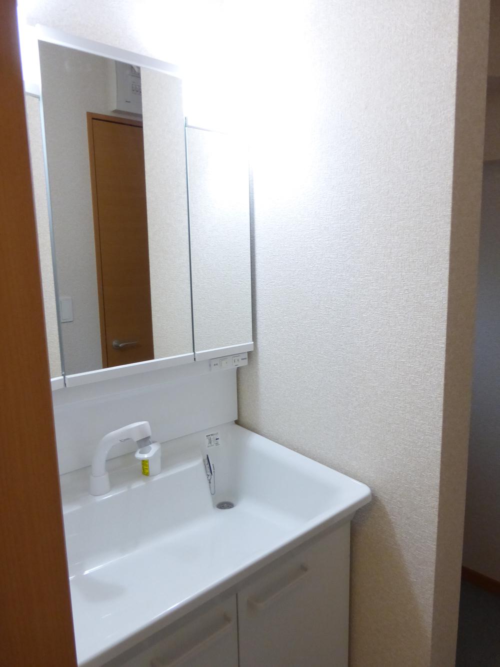 Wash basin, toilet. 1 Building Indoor (December 9, 2013) Shooting