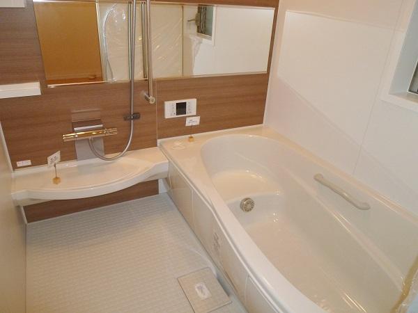 Same specifications photo (bathroom). Same specifications complete example of construction (system bus)