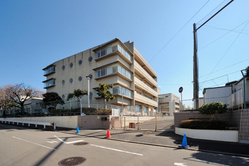 Primary school. Small desk until the elementary school 620m