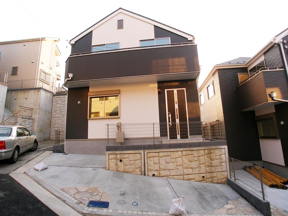 Local photos, including front road. Clean streets in the development subdivision