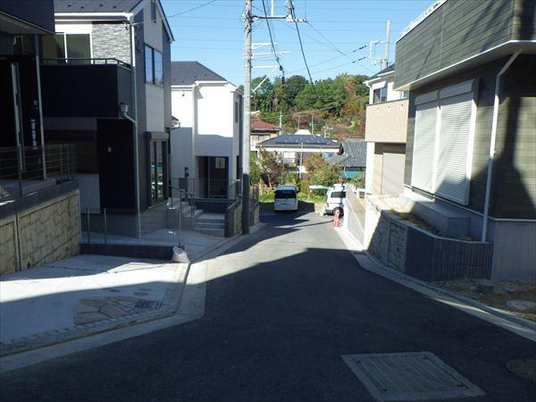 Local photos, including front road. Frontal road