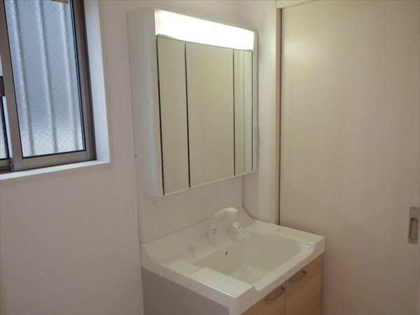 Wash basin, toilet. Building 2 bathroom