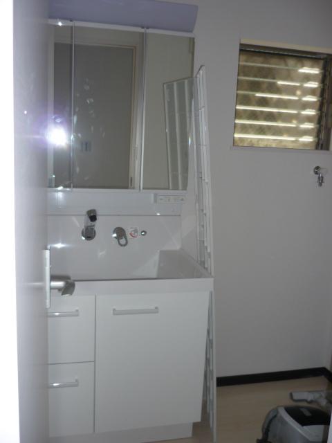 Wash basin, toilet. Indoor (12 May 2013) Shooting