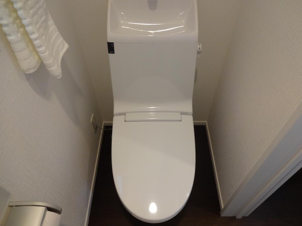 Toilet. Indoor (05 May 2013) Shooting