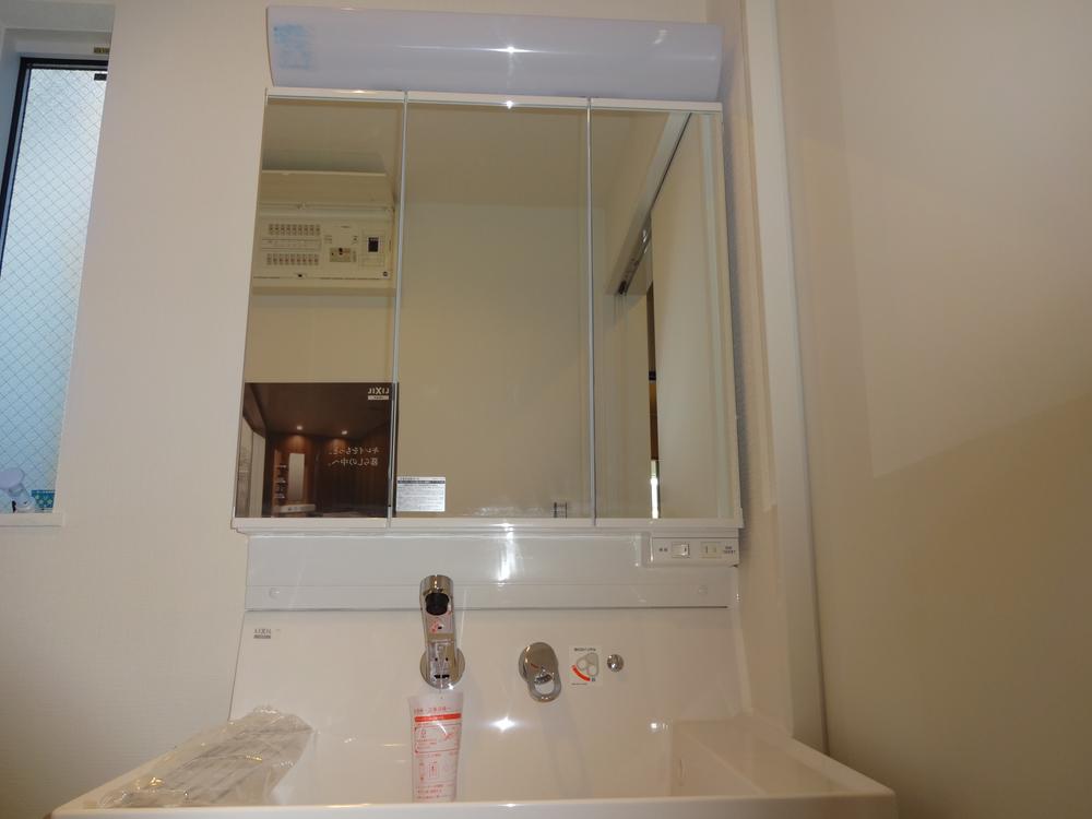 Wash basin, toilet. Indoor (05 May 2013) Shooting