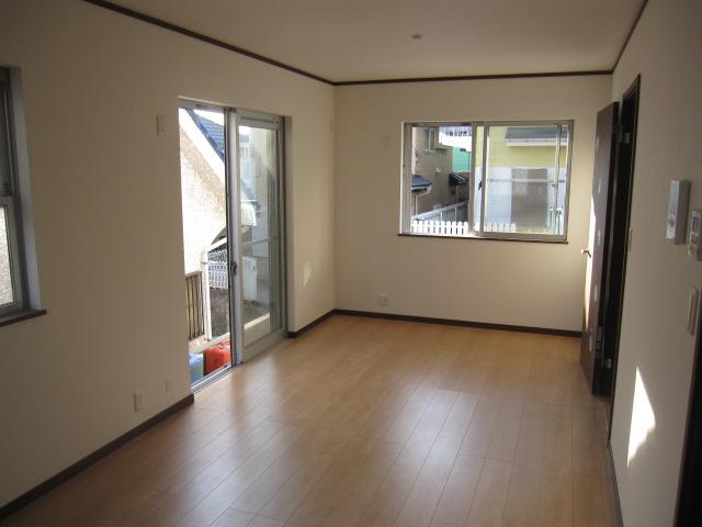 Living. It is with electric shutter!