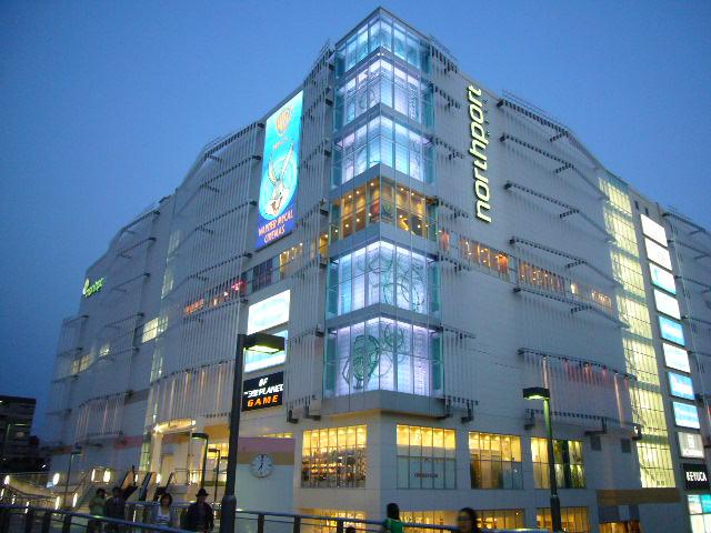 Shopping centre. 4100m to Northport Mall