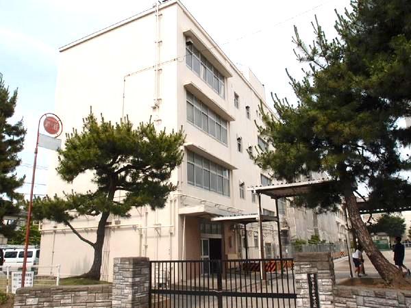 Junior high school. 750m until Nitta junior high school