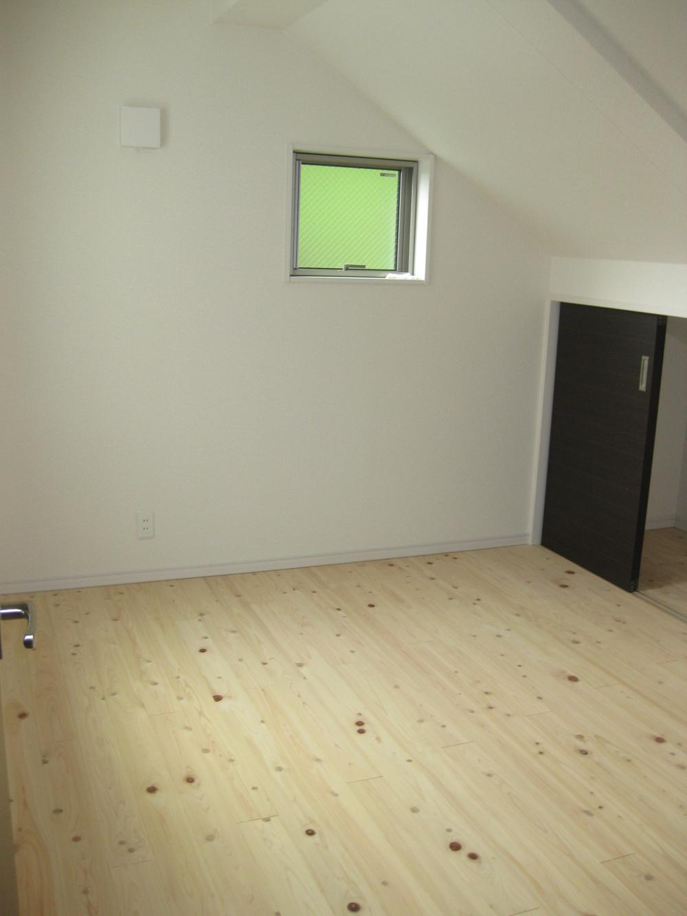 Non-living room. Flooring of wood has also become the accent !!