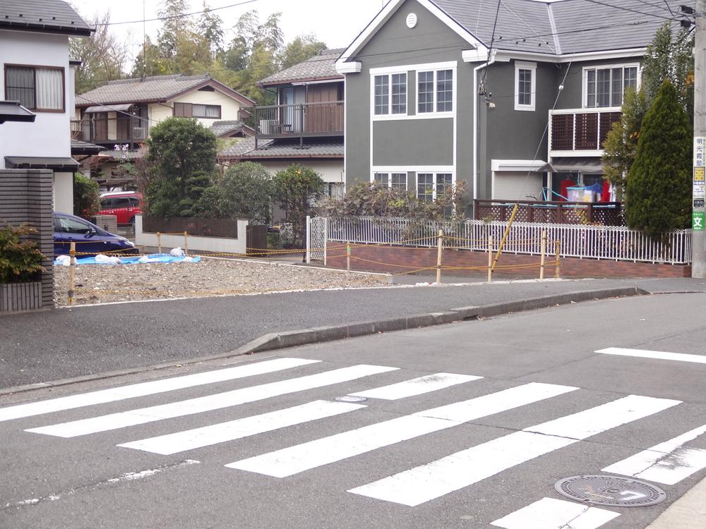 Local photos, including front road. Front road spacious 8.7m! 