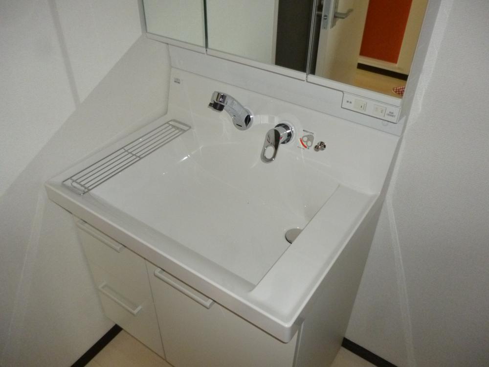 Wash basin, toilet. Indoor (12 May 2013) Shooting