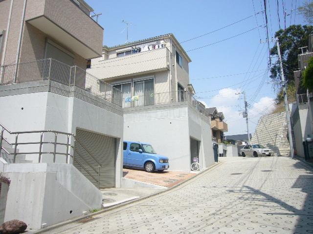 Local photos, including front road. Frontal road