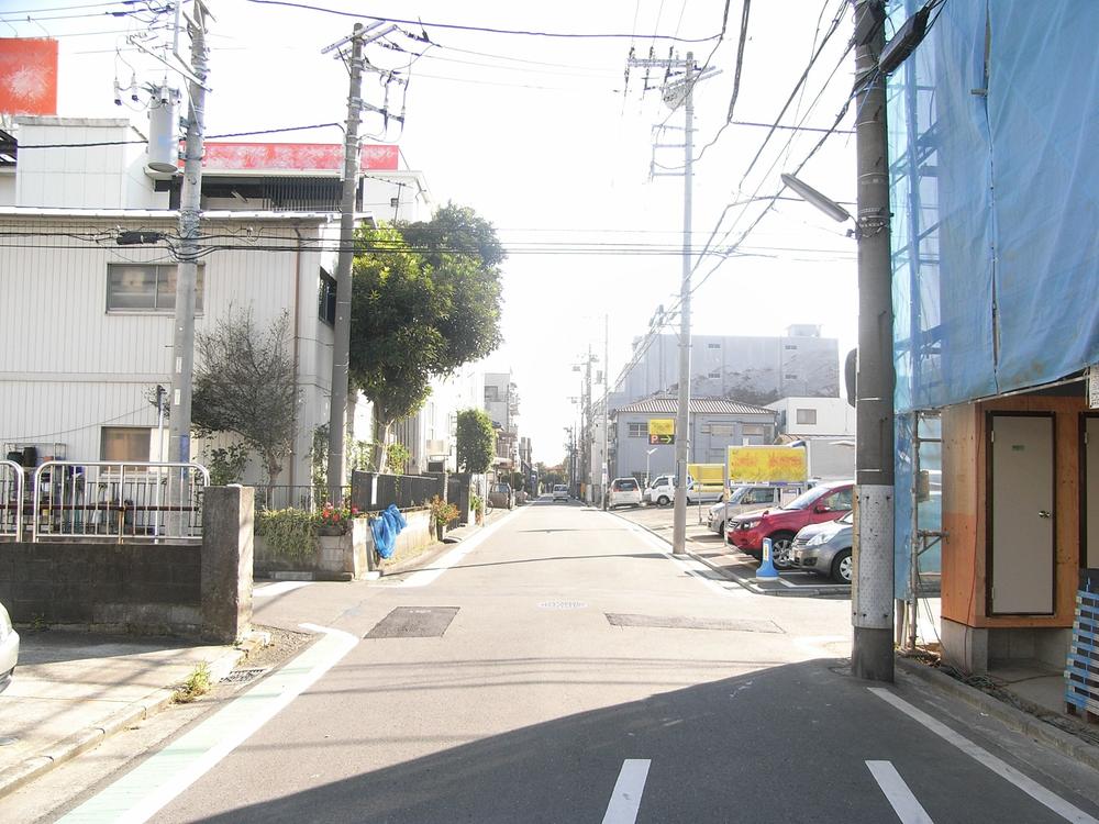 Local photos, including front road. There is a feeling of opening in the front road spacious 6.4m!