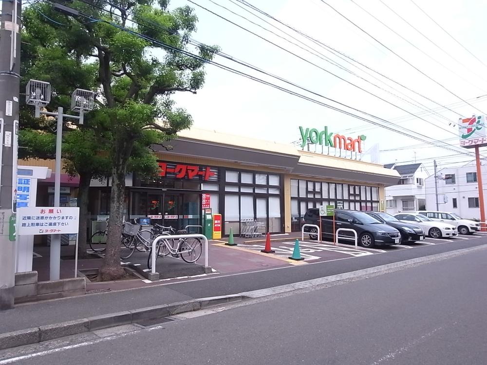 Supermarket. To York Mart 850m