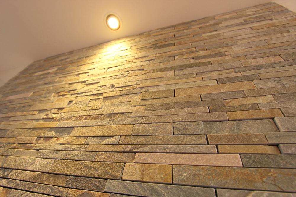 Living. Natural stone tiled LD wall!