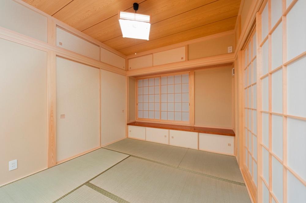 Non-living room. Armoire ・ Plates ・ Jibukuro ・ Full-fledged Japanese-style room with upper closet