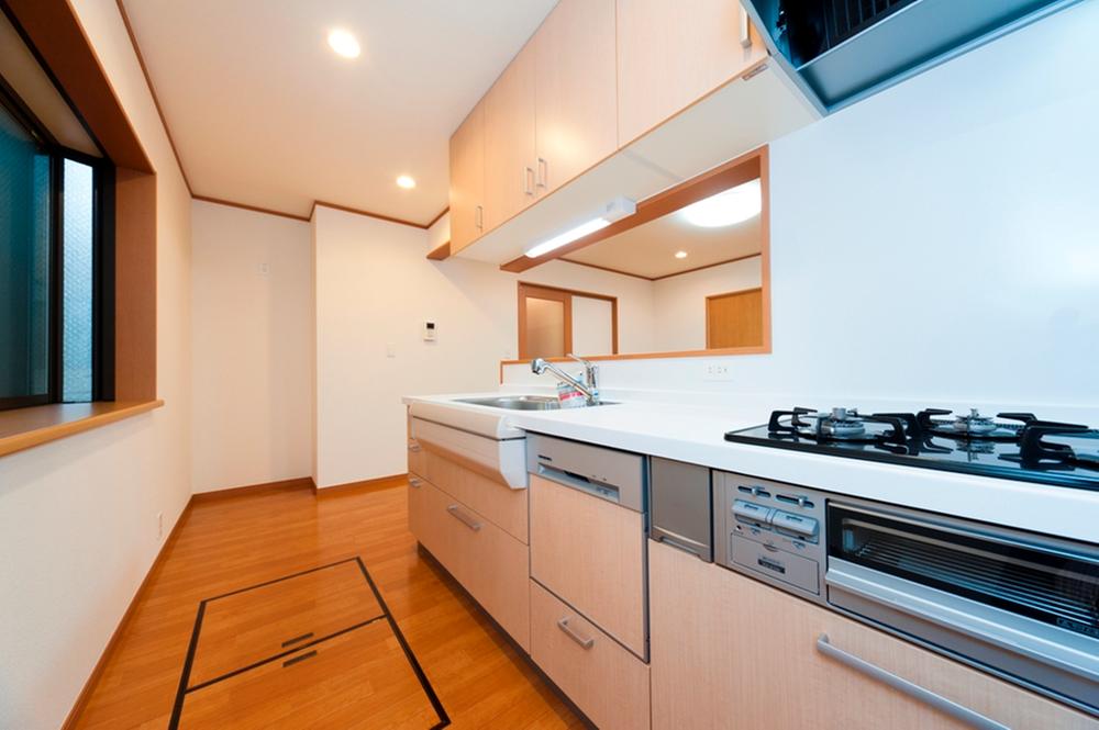 Kitchen. Housework is easy to equipment of the kitchen such as a work assist bar and dishwasher