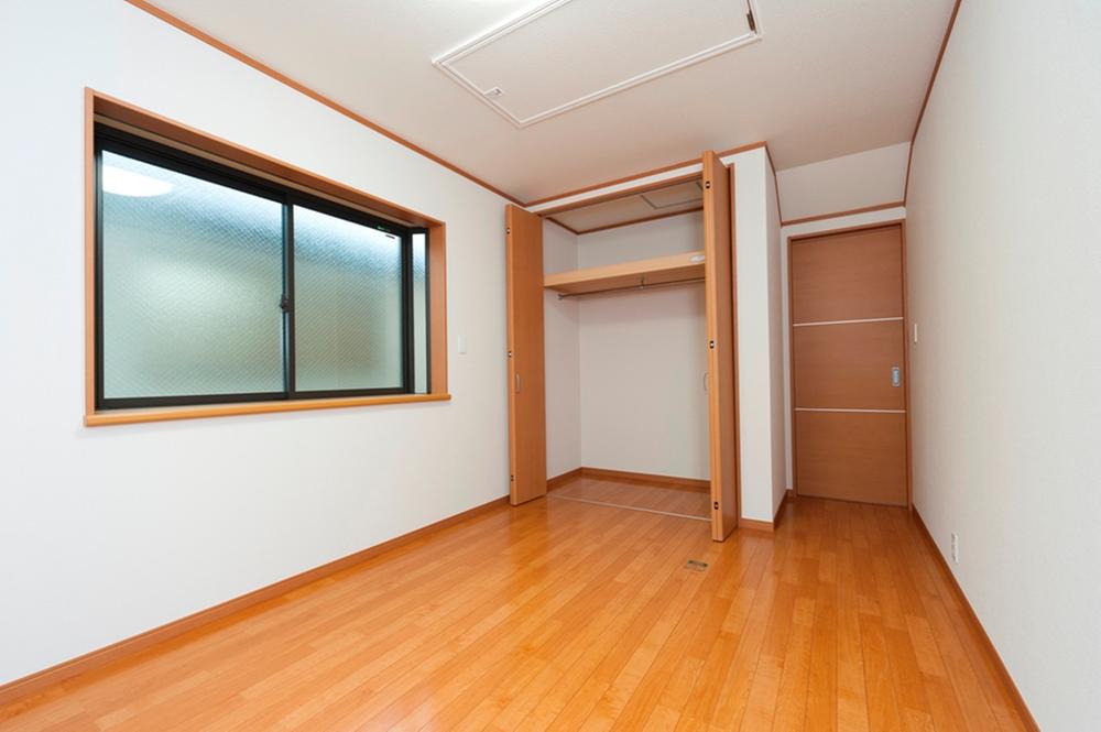 Non-living room. Spacious and bright room to install a bay window