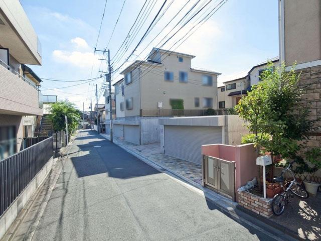 Local photos, including front road. Front road even easier is out of widely car and width 5.5m (all building parking two possible)