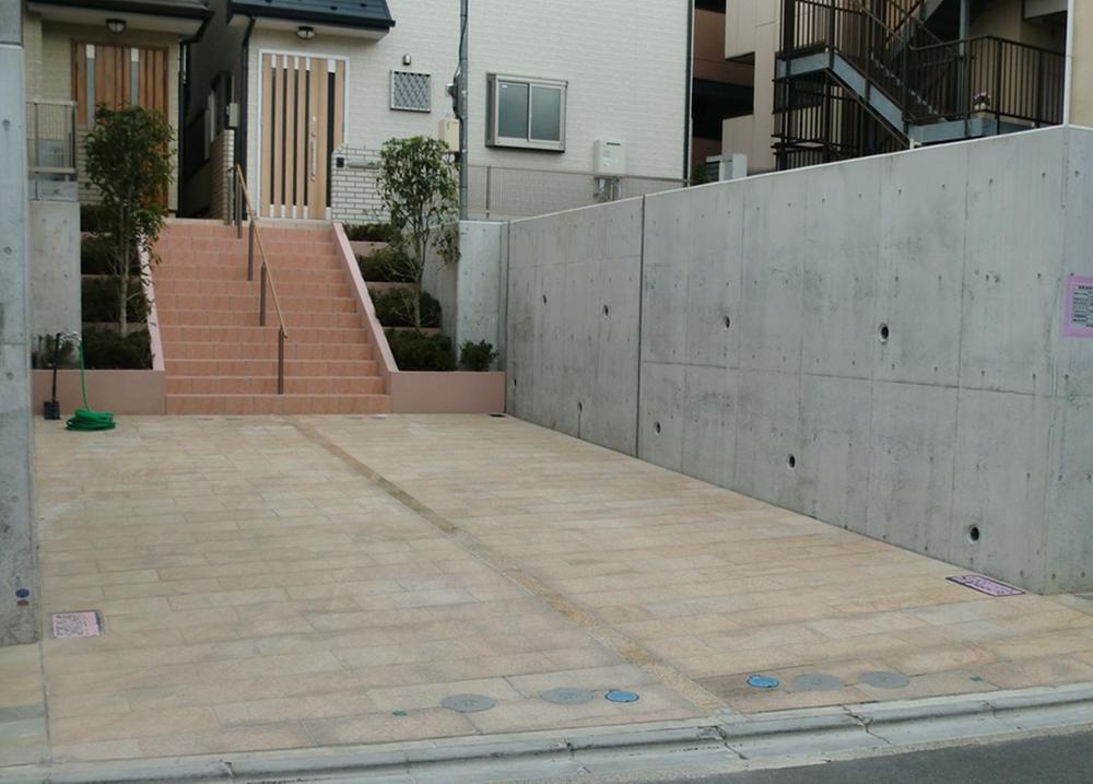 Parking lot. Car space two Allowed