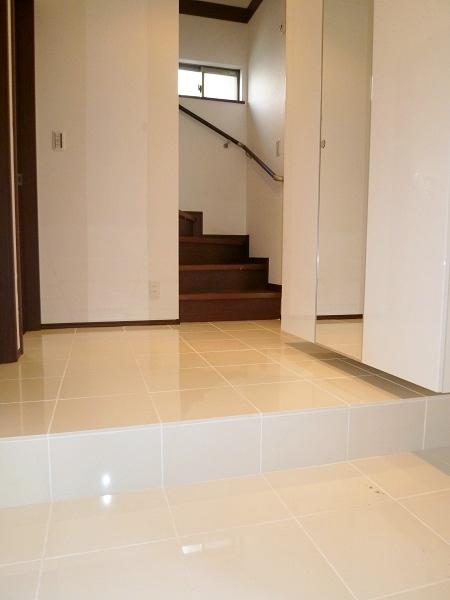 Same specifications photos (Other introspection). Same specifications complete example of construction (entrance hall)